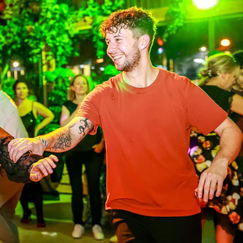 Zwei tanzende Personen